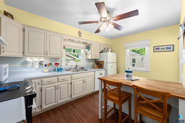 909 S Westmoor Dr Drive, Sioux Falls, SD 57104