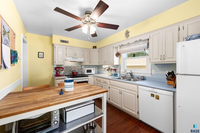 909 S Westmoor Dr Drive, Sioux Falls, SD 57104