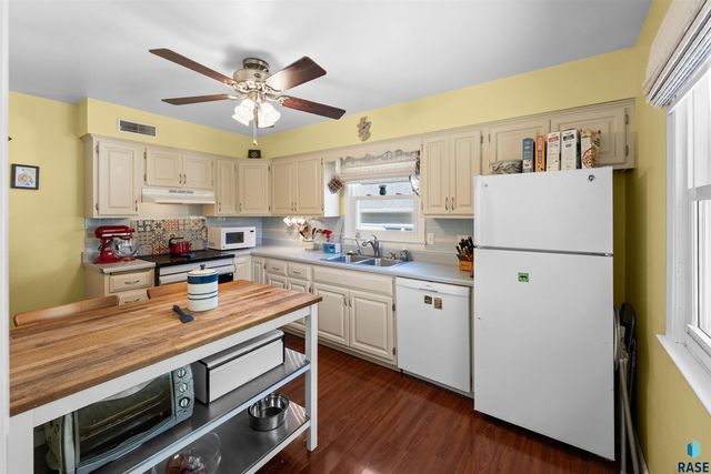 909 S Westmoor Dr Drive, Sioux Falls, SD 57104