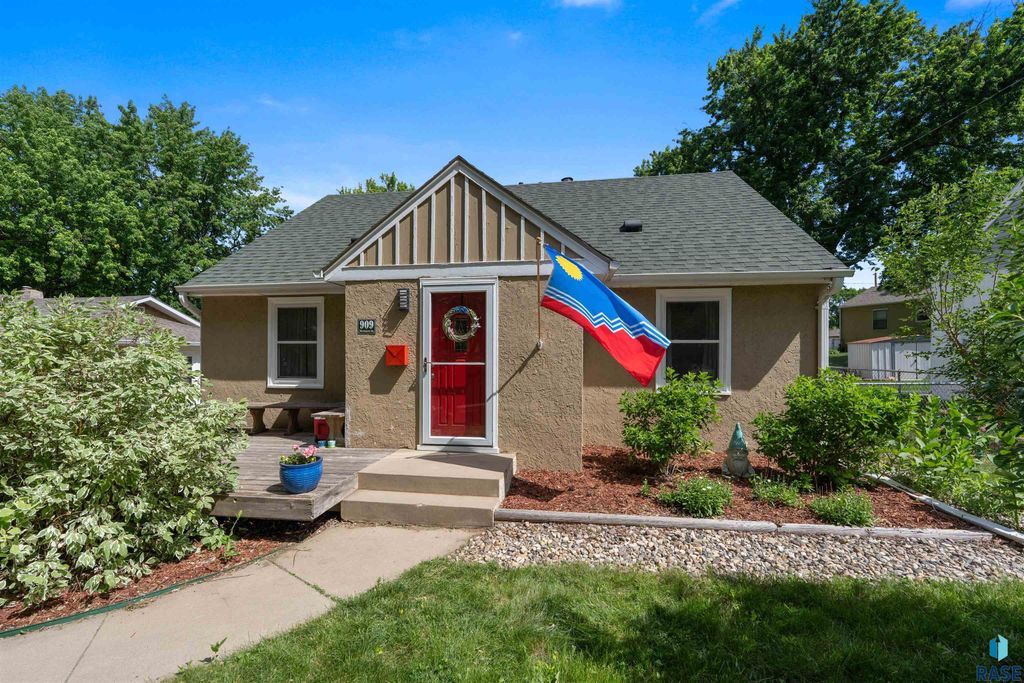 909 S Westmoor Dr Drive, Sioux Falls, SD 57104