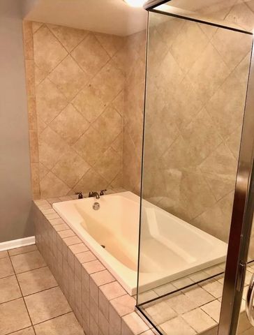 5036 W Pensacola Avenue 401, Chicago, IL 60641