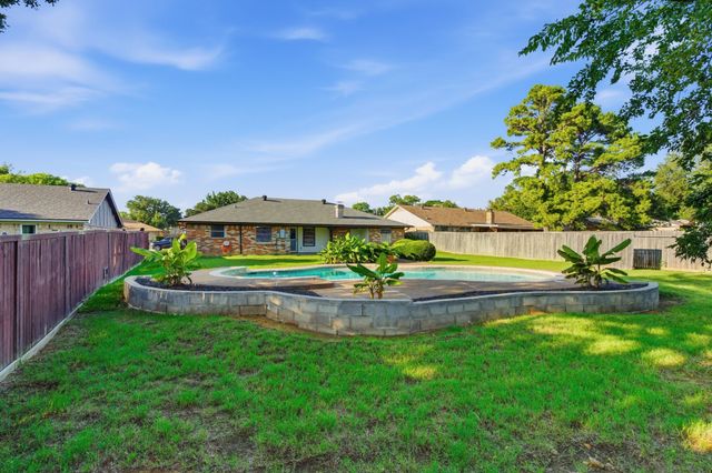8516 Crestview Drive, North Richland Hills, TX 76182