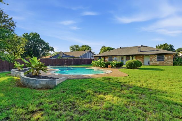 8516 Crestview Drive, North Richland Hills, TX 76182