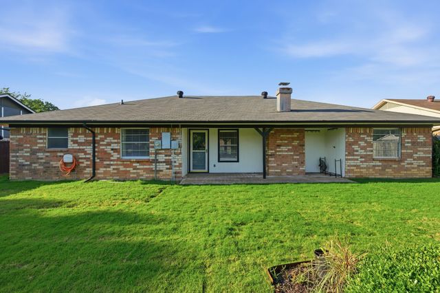 8516 Crestview Drive, North Richland Hills, TX 76182