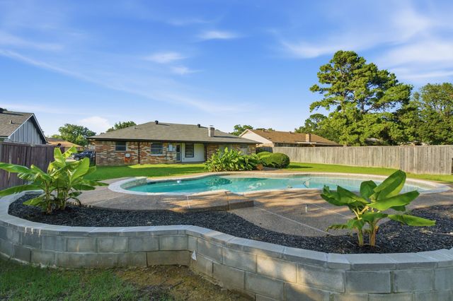 8516 Crestview Drive, North Richland Hills, TX 76182