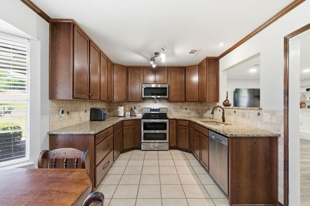 8516 Crestview Drive, North Richland Hills, TX 76182