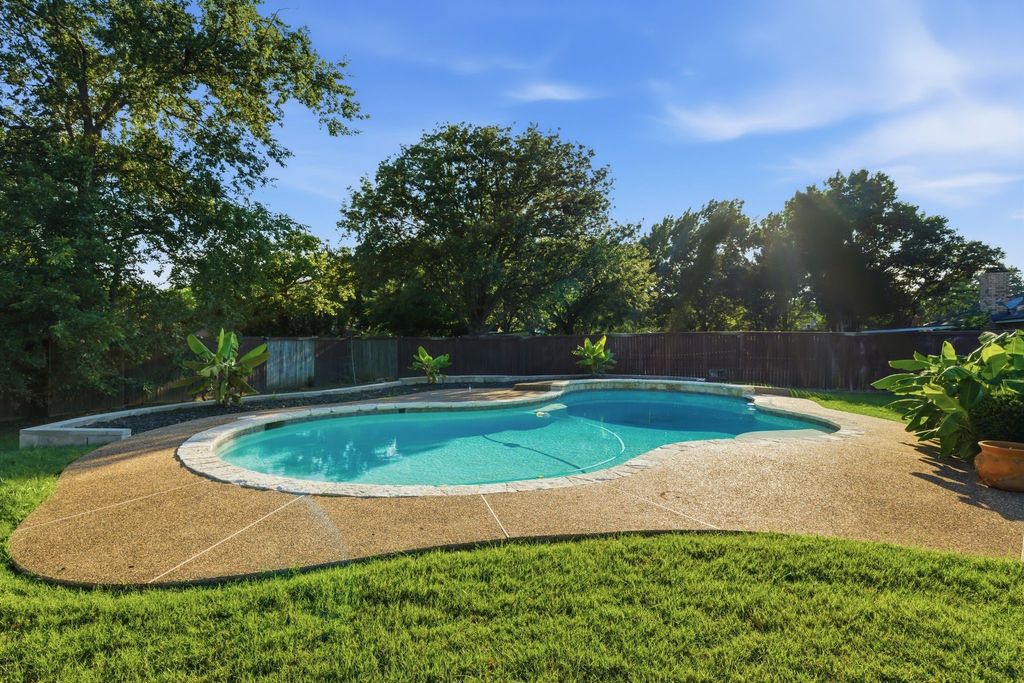 8516 Crestview Drive, North Richland Hills, TX 76182