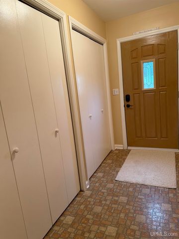 801 S Hemlock St, Iron Mountain, MI 49801