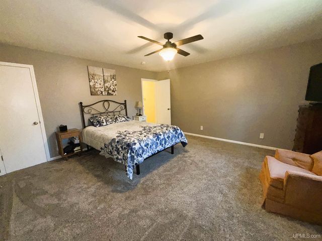 801 S Hemlock St, Iron Mountain, MI 49801