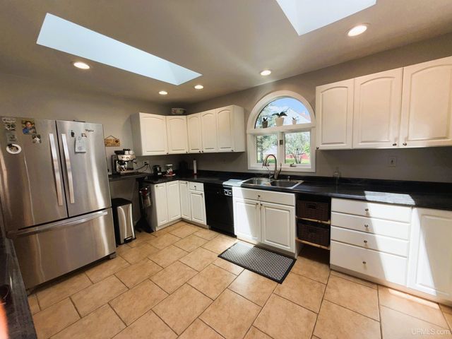 801 S Hemlock St, Iron Mountain, MI 49801