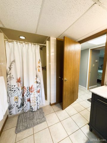 801 S Hemlock St, Iron Mountain, MI 49801