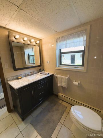 801 S Hemlock St, Iron Mountain, MI 49801