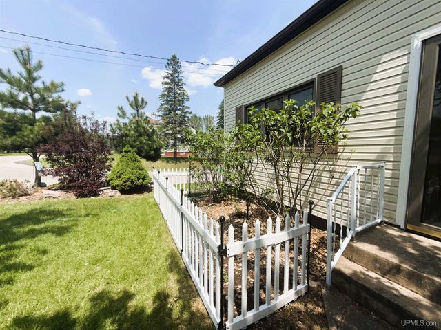 801 S Hemlock St, Iron Mountain, MI 49801