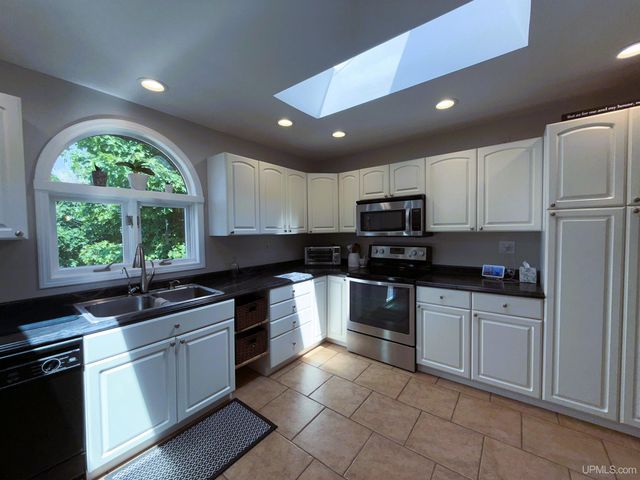 801 S Hemlock St, Iron Mountain, MI 49801