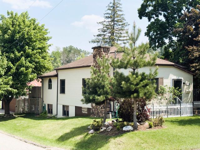 801 S Hemlock St, Iron Mountain, MI 49801