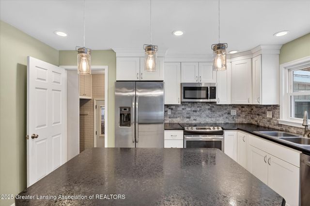 4092 N Pine Dell Drive, Lansing, MI 48911