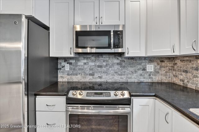 4092 N Pine Dell Drive, Lansing, MI 48911