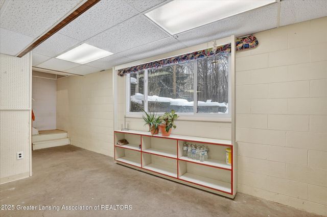 4092 N Pine Dell Drive, Lansing, MI 48911