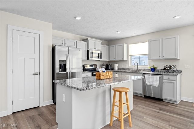 122 Eagle Circle, Amherst, OH 44001