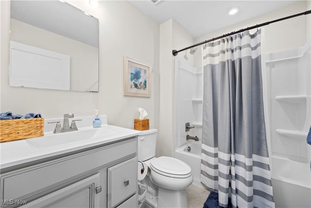 122 Eagle Circle, Amherst, OH 44001