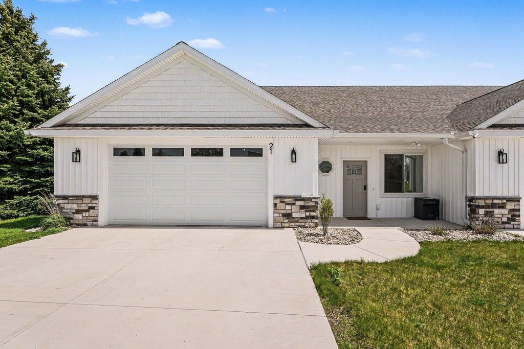 21 Cove Drive, Bay City, MI 48706