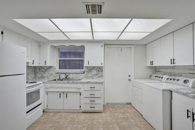 4240 NW 21st Avenue 2, Oakland Park, FL 33309