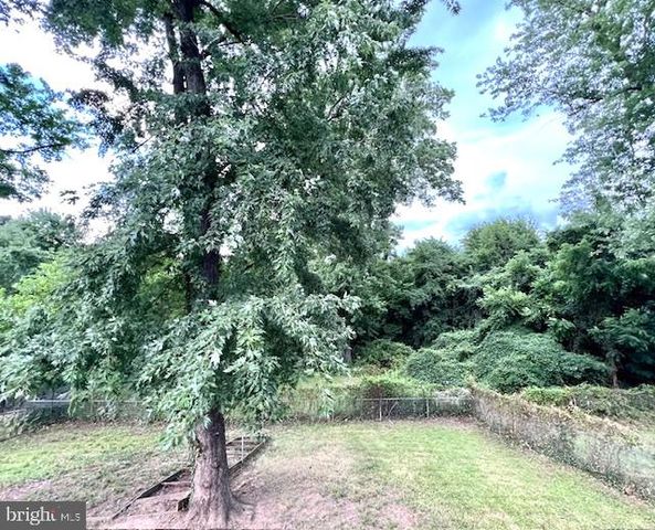406 W MAPLE AVE, Sterling, VA 20164