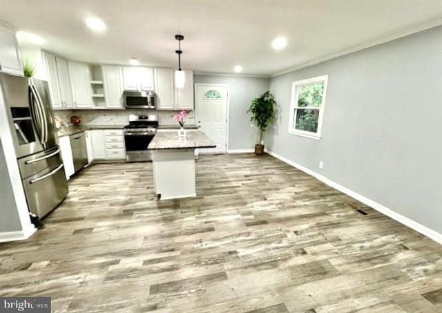 406 W MAPLE AVE, Sterling, VA 20164