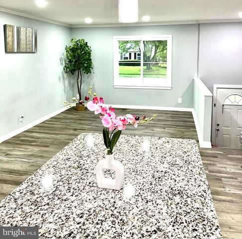 406 W MAPLE AVE, Sterling, VA 20164