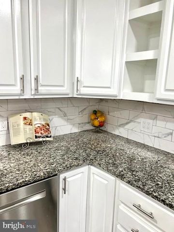 406 W MAPLE AVE, Sterling, VA 20164