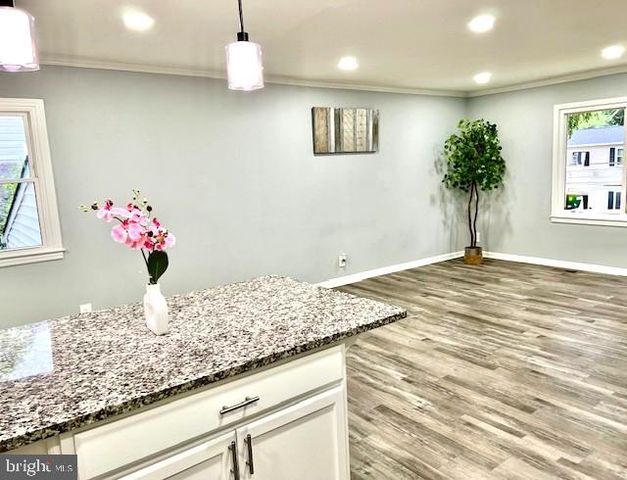 406 W MAPLE AVE, Sterling, VA 20164