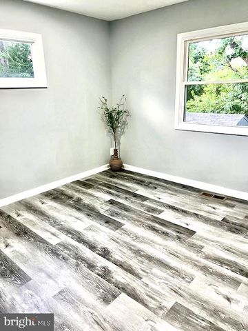 406 W MAPLE AVE, Sterling, VA 20164