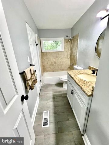 406 W MAPLE AVE, Sterling, VA 20164