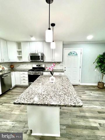 406 W MAPLE AVE, Sterling, VA 20164