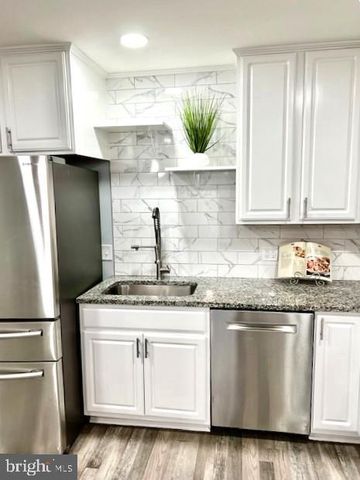 406 W MAPLE AVE, Sterling, VA 20164