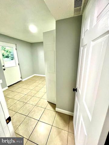 406 W MAPLE AVE, Sterling, VA 20164