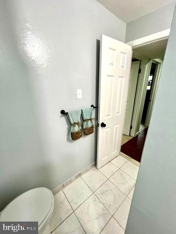 406 W MAPLE AVE, Sterling, VA 20164