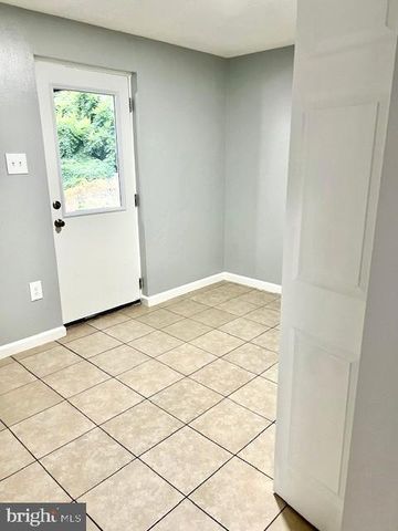 406 W MAPLE AVE, Sterling, VA 20164