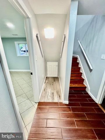 406 W MAPLE AVE, Sterling, VA 20164