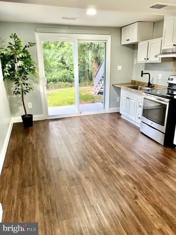 406 W MAPLE AVE, Sterling, VA 20164