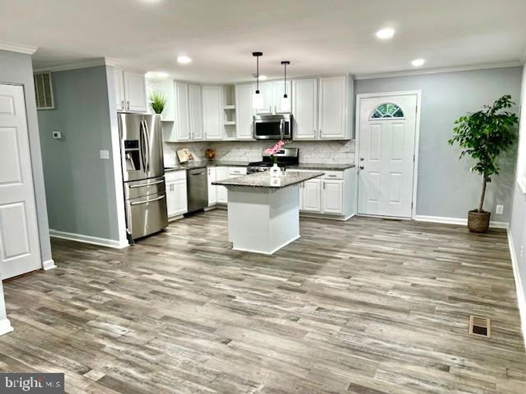 406 W MAPLE AVE, Sterling, VA 20164