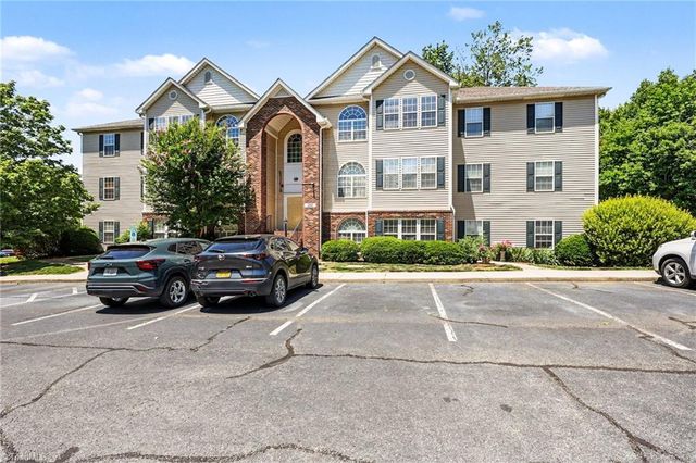 2012 Salem Bluff Drive, Winston-salem, NC 27127