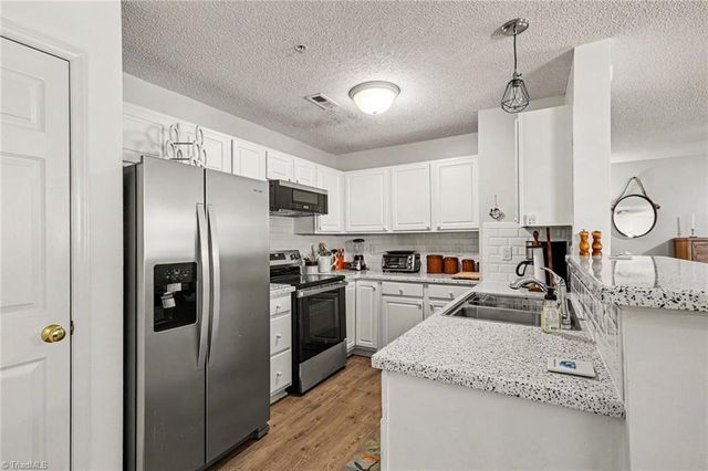 2012 Salem Bluff Drive, Winston-salem, NC 27127