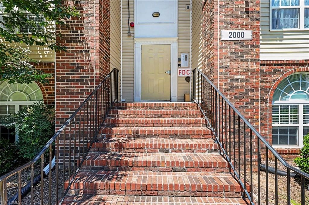 2012 Salem Bluff Drive, Winston-salem, NC 27127