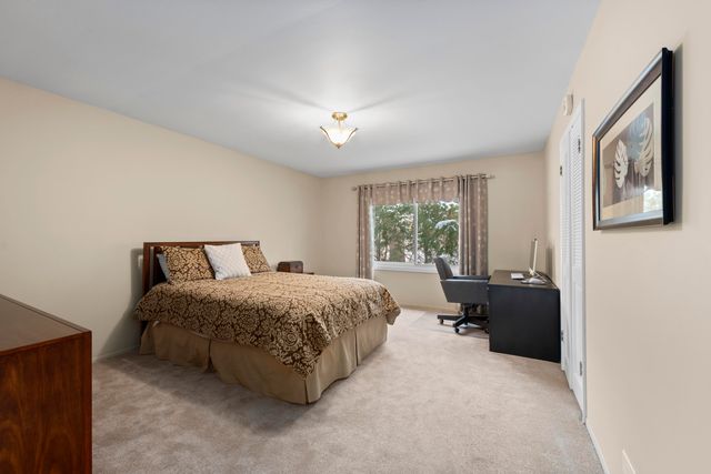 5592 N Adams Way, Bloomfield Twp, MI 48302