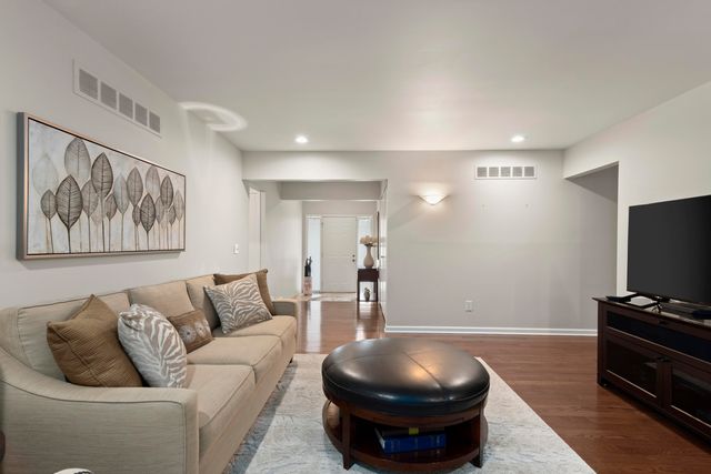 5592 N Adams Way, Bloomfield Twp, MI 48302