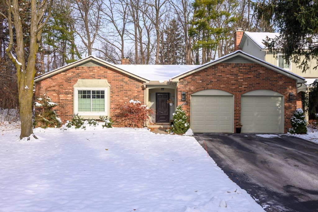 5592 N Adams Way, Bloomfield Twp, MI 48302