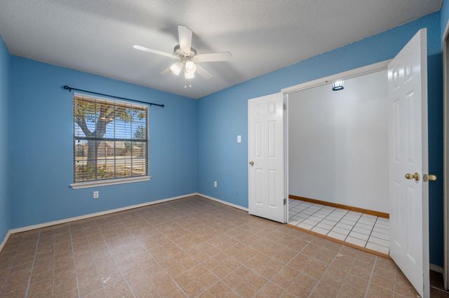 1402 Quicksilver CIR, Round Rock, TX 78665