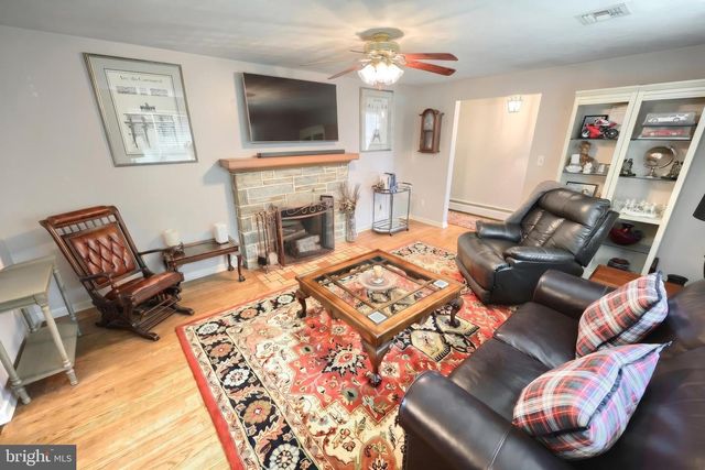 1215 PERRY LN, York, PA 17403