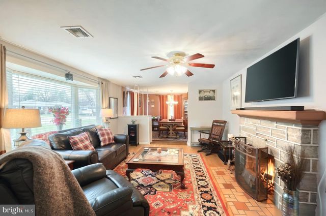 1215 PERRY LN, York, PA 17403
